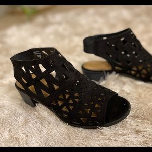 Women’s black dress sandals with heel